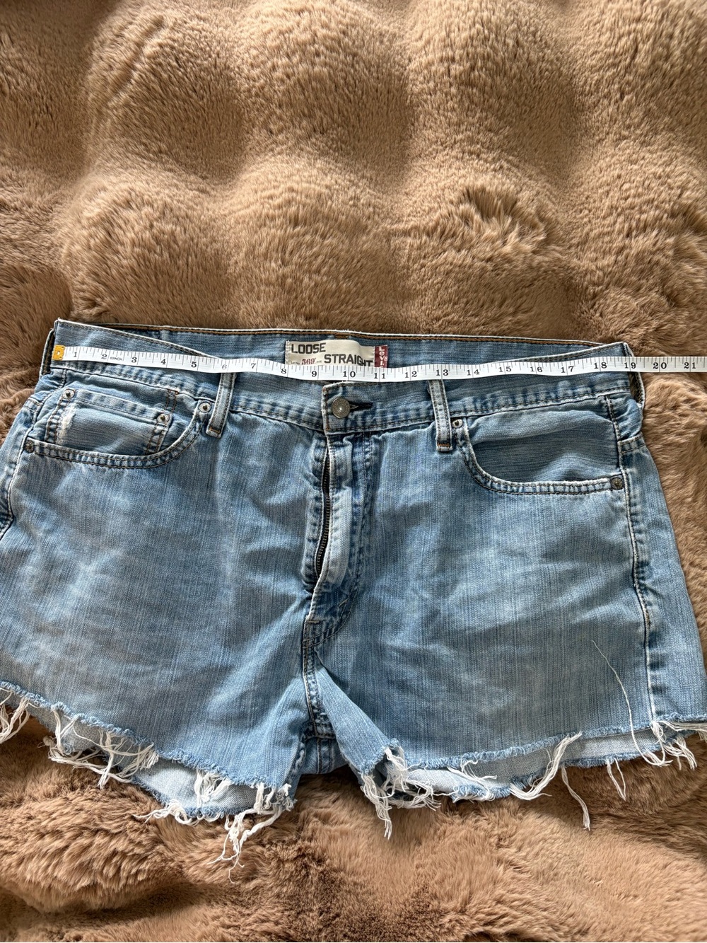 LEVI’s 569 Light Blue Frayed Hem Denim Shorts - Picture 5 of 7
